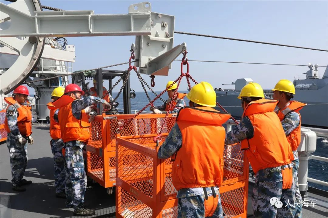 海军第39批护航编队采取航行两向方式进行综合补给