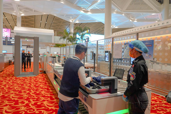 旅客体验毫米波安检门和安检智能回筐系统