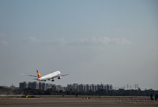 09:00,海口美兰国际机场二期扩建项目(简称"美兰机场二期")停机坪上