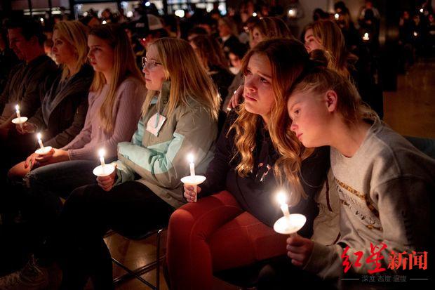  ▲枪击案当晚，学生们为遇难者举行烛光悼念活动 图据网络