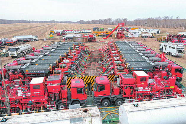 页岩油大型压裂施工现场.