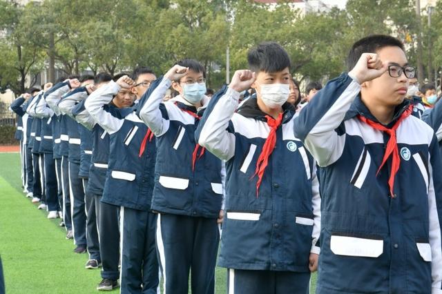 一场庄严的升旗仪式后,高东中学初二2班季延鸿发表了一场国旗下的演讲
