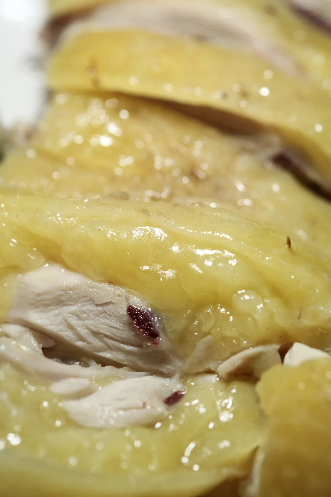 安铺白切鸡使用的是阉鸡,它们的皮下有厚厚的脂肪(张雷 摄)