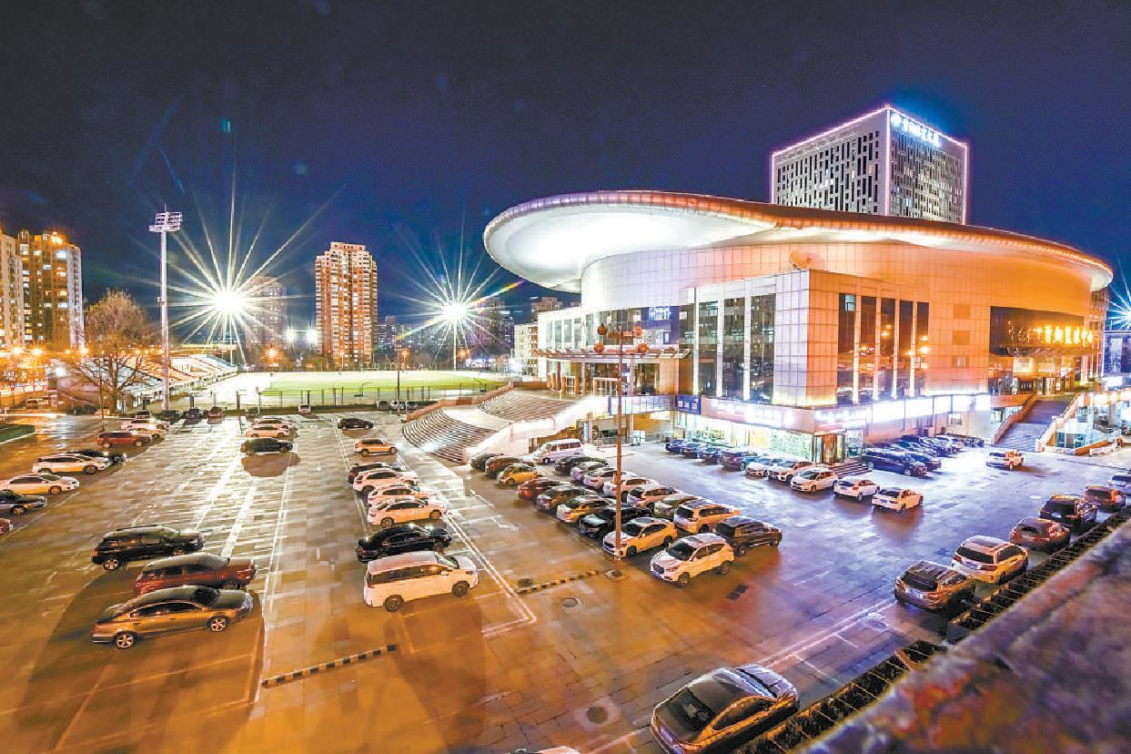 首钢体育停车场夜间对居民开放.本报记者 邓伟摄