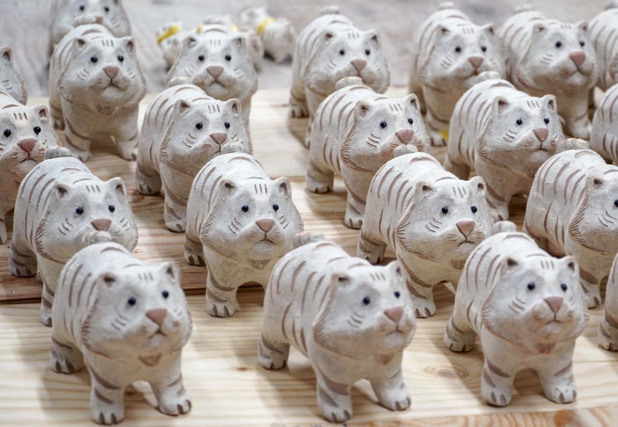 为了迎接2022年的中国虎年,老虎陶瓷的生产已达到高峰.