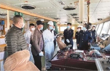 海事局工作人员在对船员进行业务指导。 本报记者　高华庚　摄
