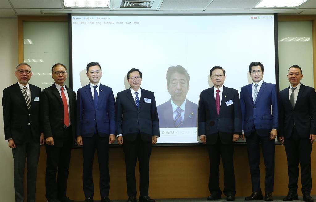 安倍参加在台北组织的“影响力论坛”现场图片