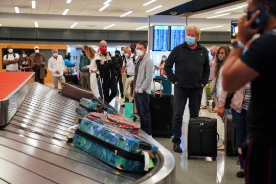 11月8日，旅客在美国纽约肯尼迪国际机场等待领取行李。（新华社记者王迎摄）