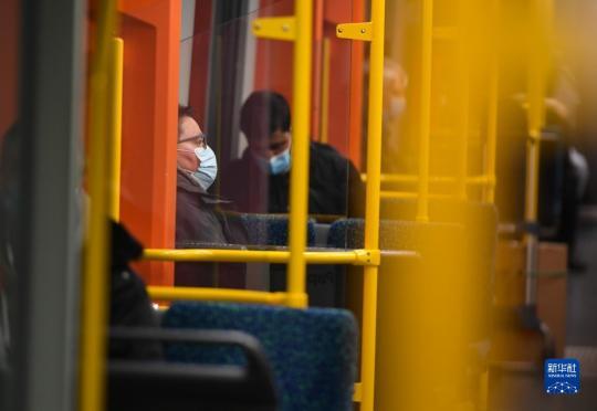 11月25日，在德国法兰克福，戴口罩的旅客乘坐地铁。（新华社记者逯阳摄）