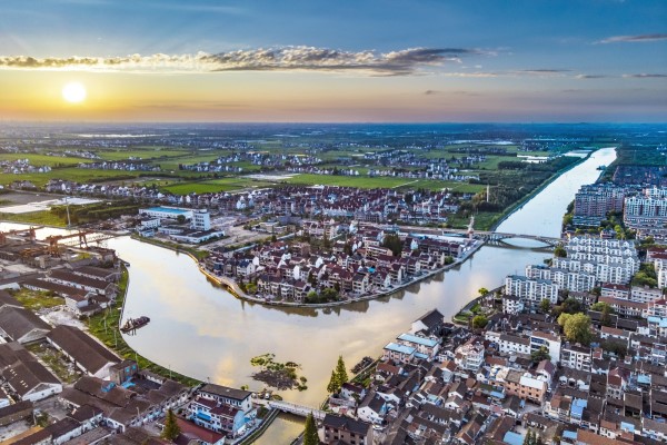 图说:朱泾全貌朱泾镇党委书记夏红梅表示,近几年,朱泾荣获全国,上海市