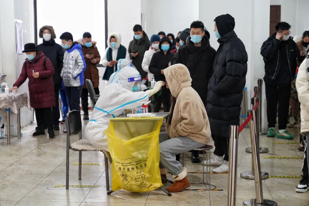 △12月2日，黑龙江哈尔滨居民进行核酸检测。（图源/人民视觉）