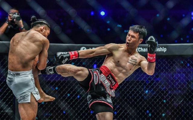 邱建良(右)在比赛中.主办方供图