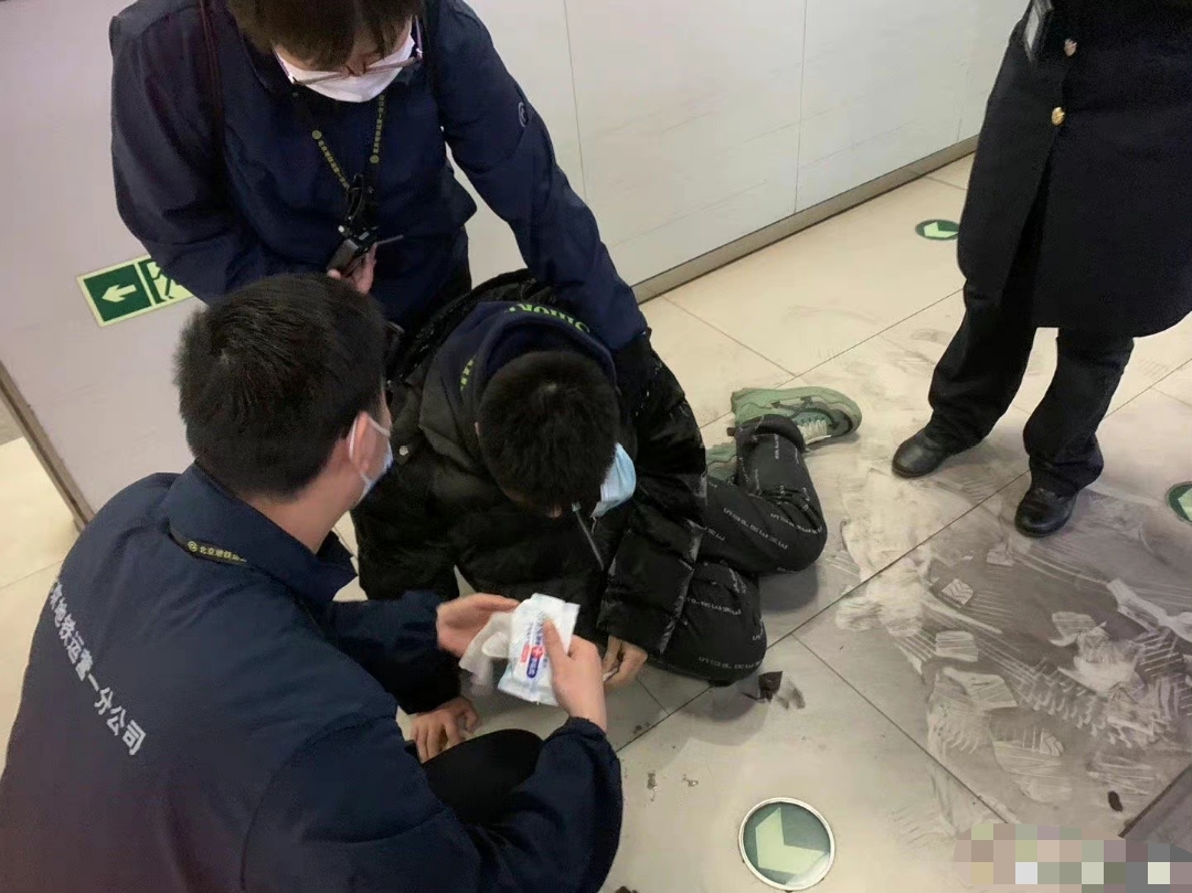 12月1日晚7点，孙先生在北京地铁6号线呼家楼站候车时被天花板砸中。受访者供图