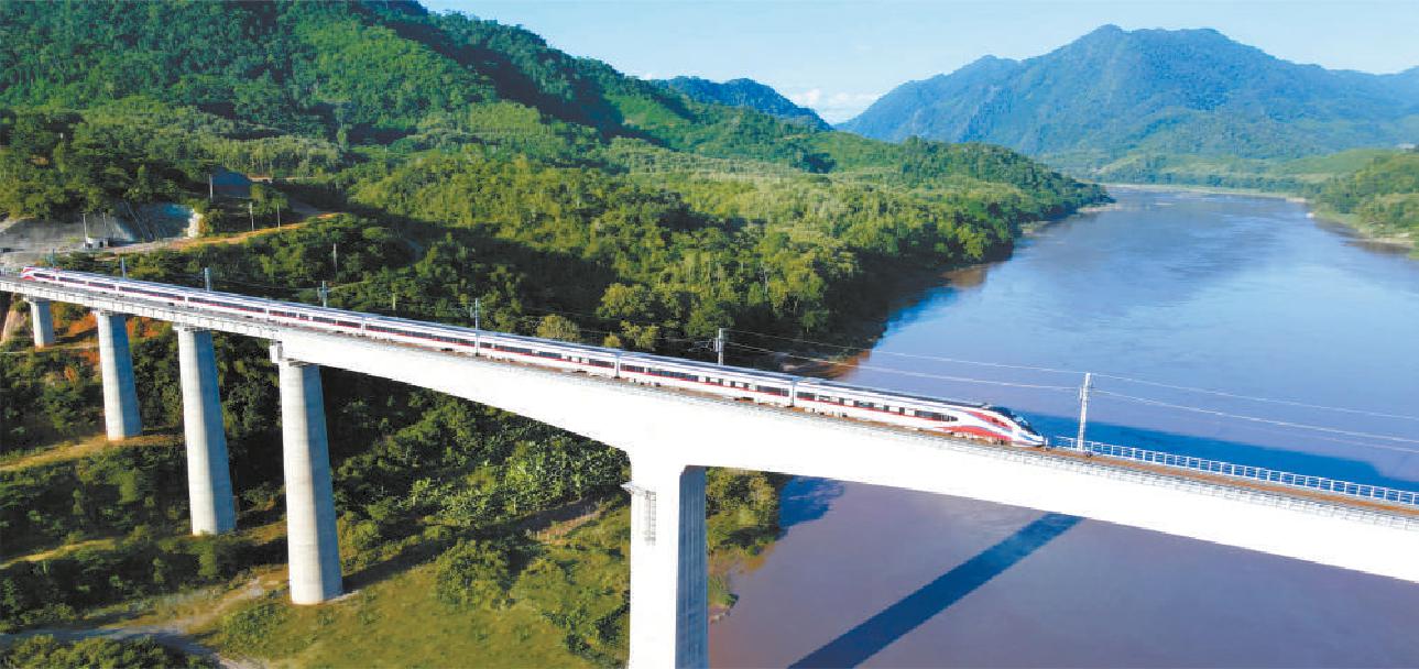 　　“澜沧号”动车组驶过琅勃拉邦跨湄公河特大桥。国铁集团供图