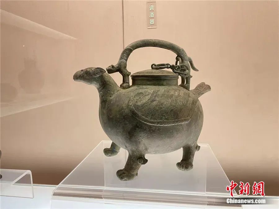 上海博物馆藏，战国早期“错金银鸟兽形盉”。中新社记者 康玉湛 摄