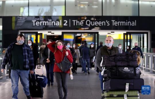 11月30日，旅客行走在英国伦敦希思罗机场内。（新华社记者李颖摄）