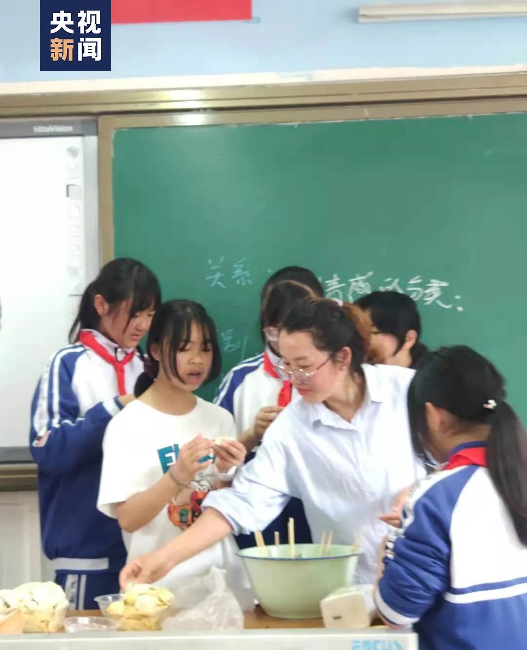 △曹老师和学生一起包饺子