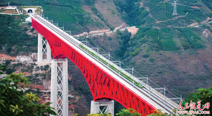 中老铁路首发列车驶过元江双线特大桥