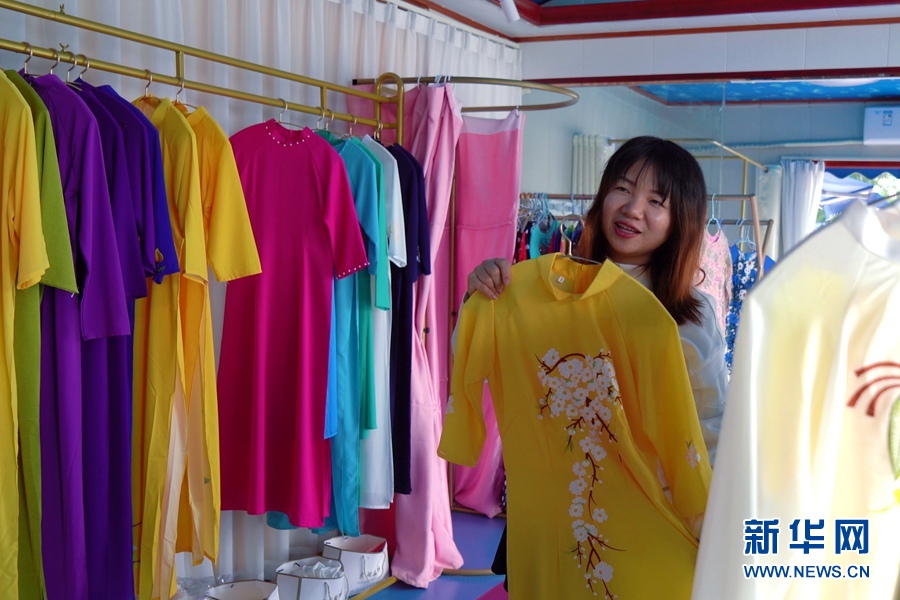 陈莹莹在店里展示京族服装。新华网 刘君 摄