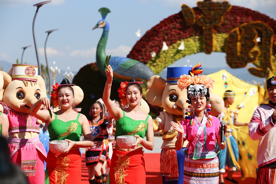 12月4日，西双版纳站站前广场，傣族群众洒水祈福。（中国日报记者 武晓慧 摄）