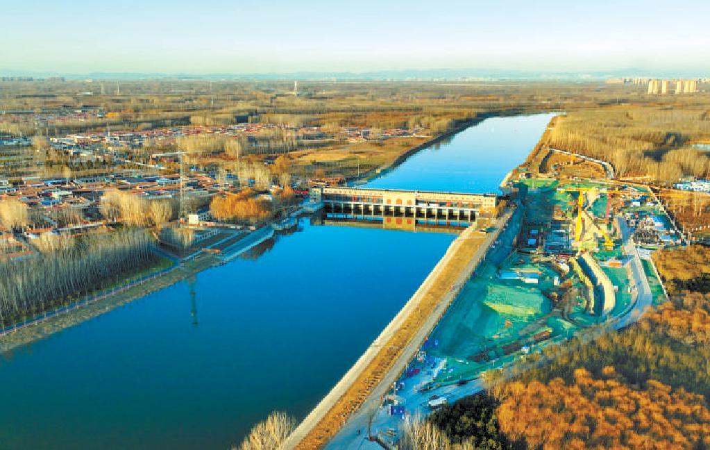 在位于京冀交界处的通州区西集镇杨家洼村东南侧,全新的杨洼船闸正在