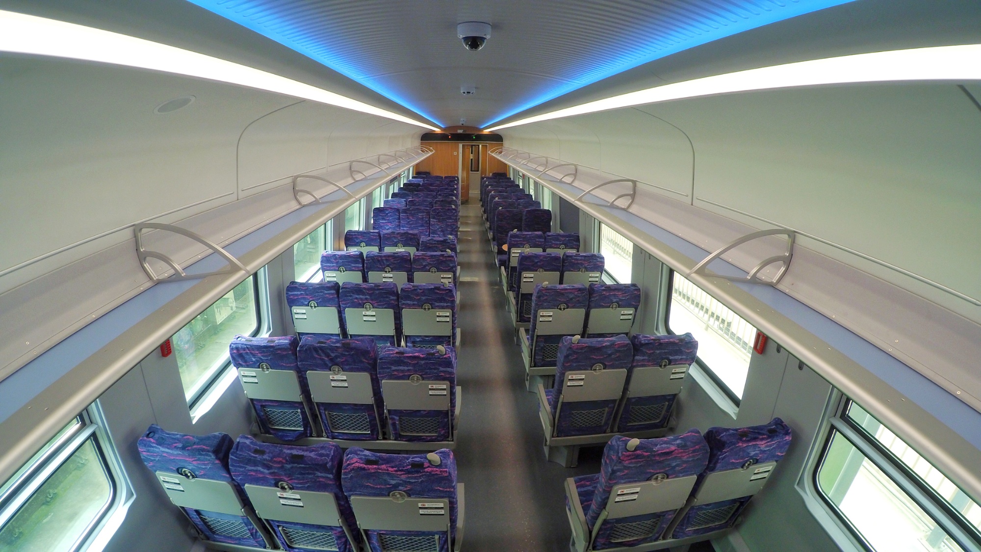 复兴号动车组内部(央广网发 中国铁路成都局集团供图)