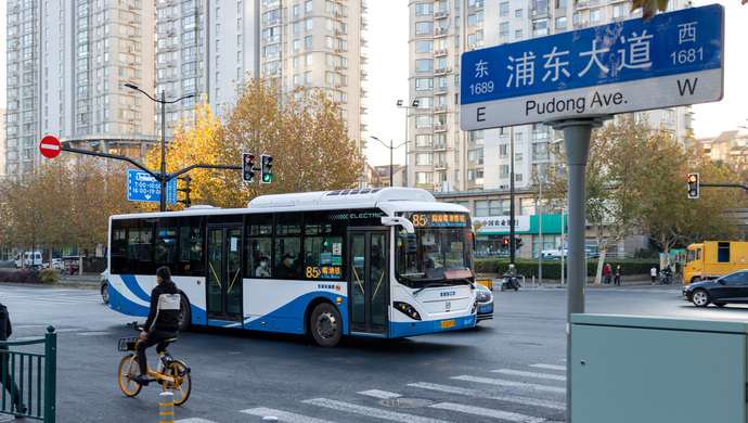 随后,原本行驶于浦东大道的20多条公交线路开始改走昌邑路.