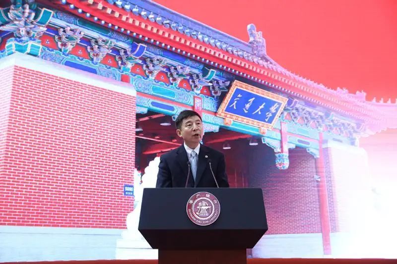 宁德时代首席制造官倪军作了主题发言图片来源：上海交大