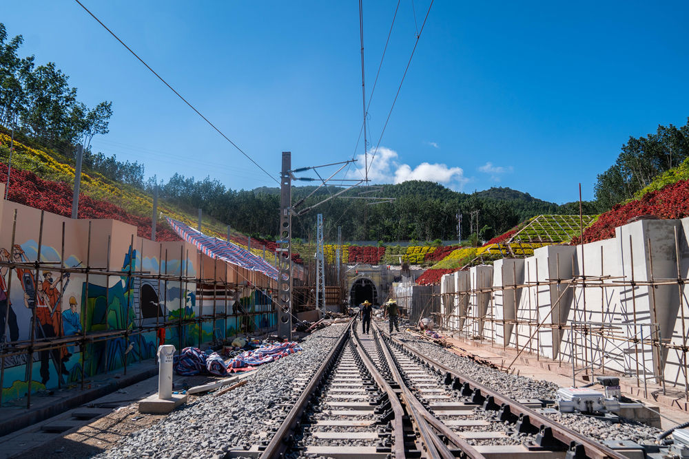 9月29日，工人在中老铁路友谊隧道附近施工。新华社记者 胡超 摄