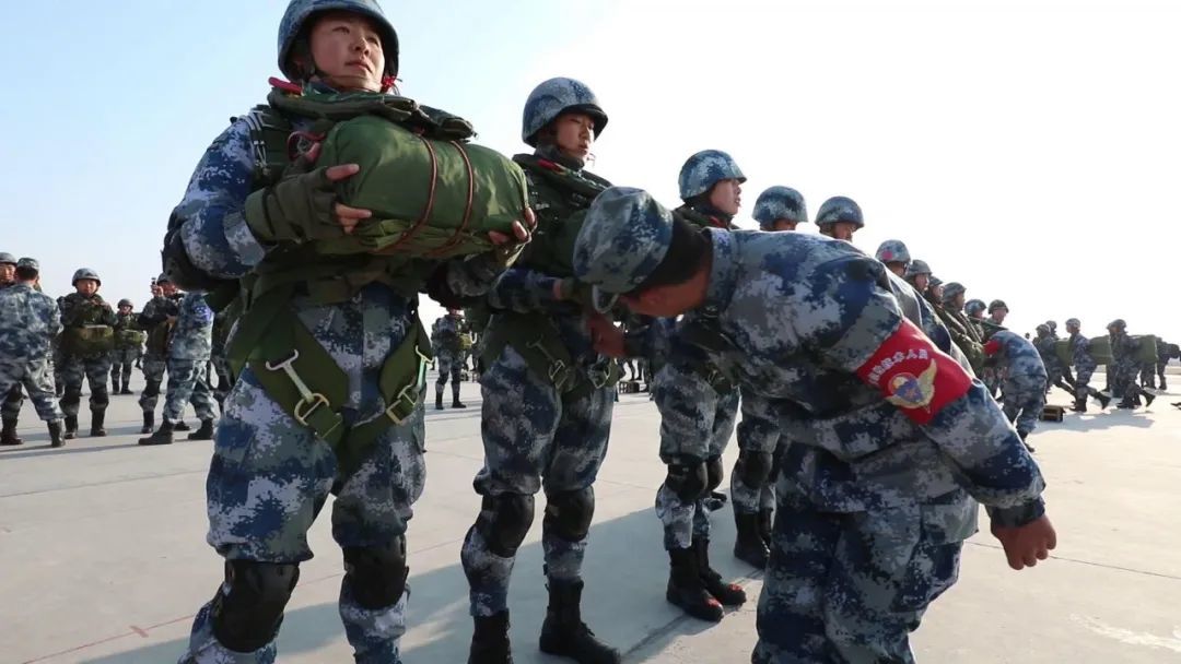 00后女空降兵首跳成功：感觉吃的苦都变成了云朵的甜