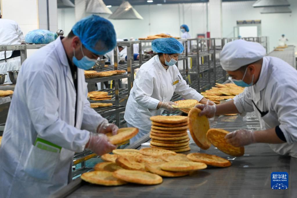 　　在新疆霍尔果斯馕产业园，工作人员在分拣刚做好的馕（2月5日摄）。新华社记者 丁磊 摄