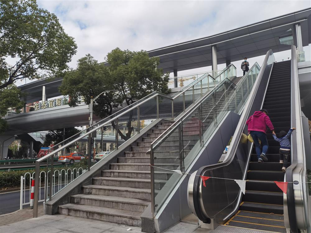 人行天桥加装垂直电梯或自动扶梯是未来新建,改建天桥的大方向