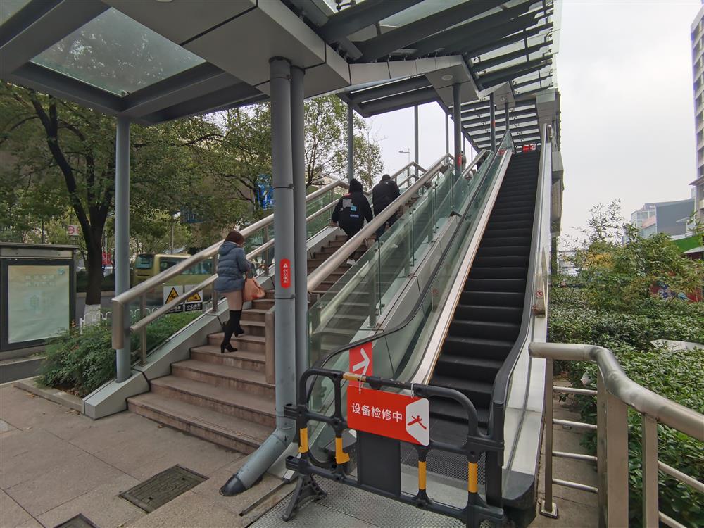 11月30日一早,记者又来到莲花路天桥连廊,此前停运的两个自动扶梯