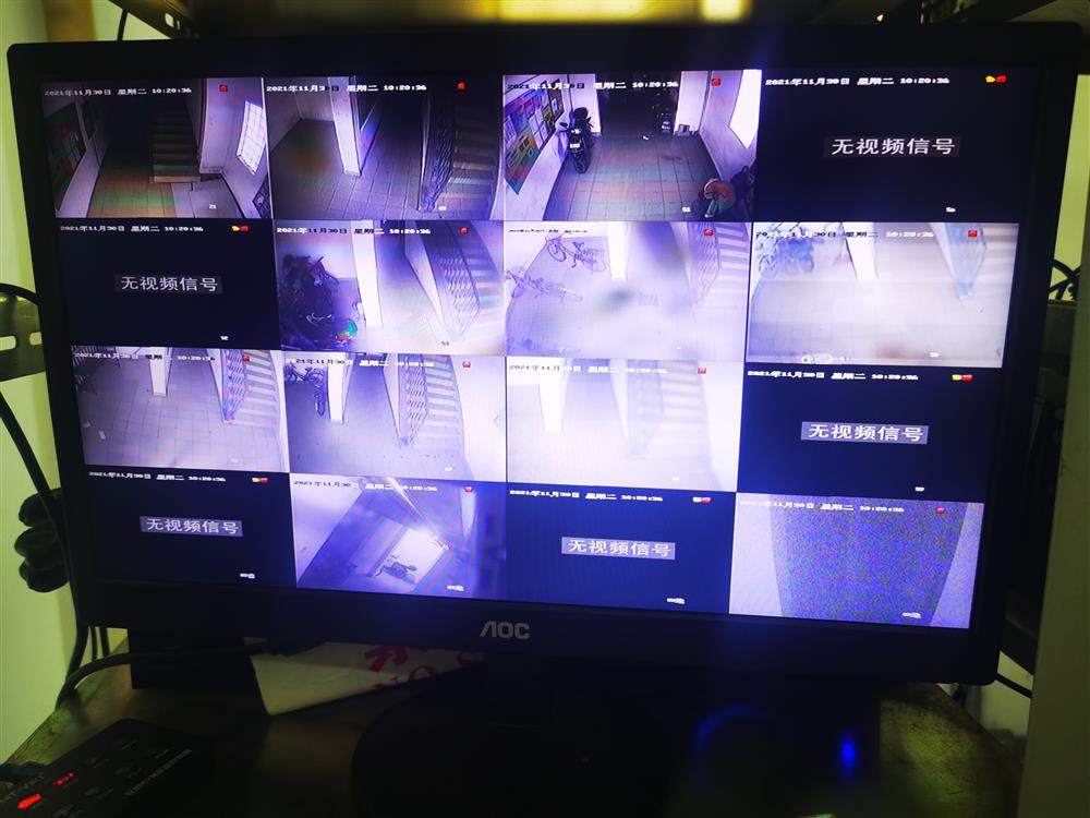 闵行区浦江镇江文路330弄小区的监控机房显示屏.