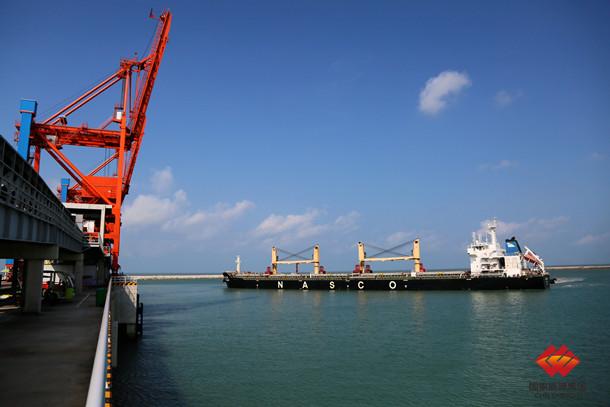 图为保供期间海南火电厂运煤船只停靠码头