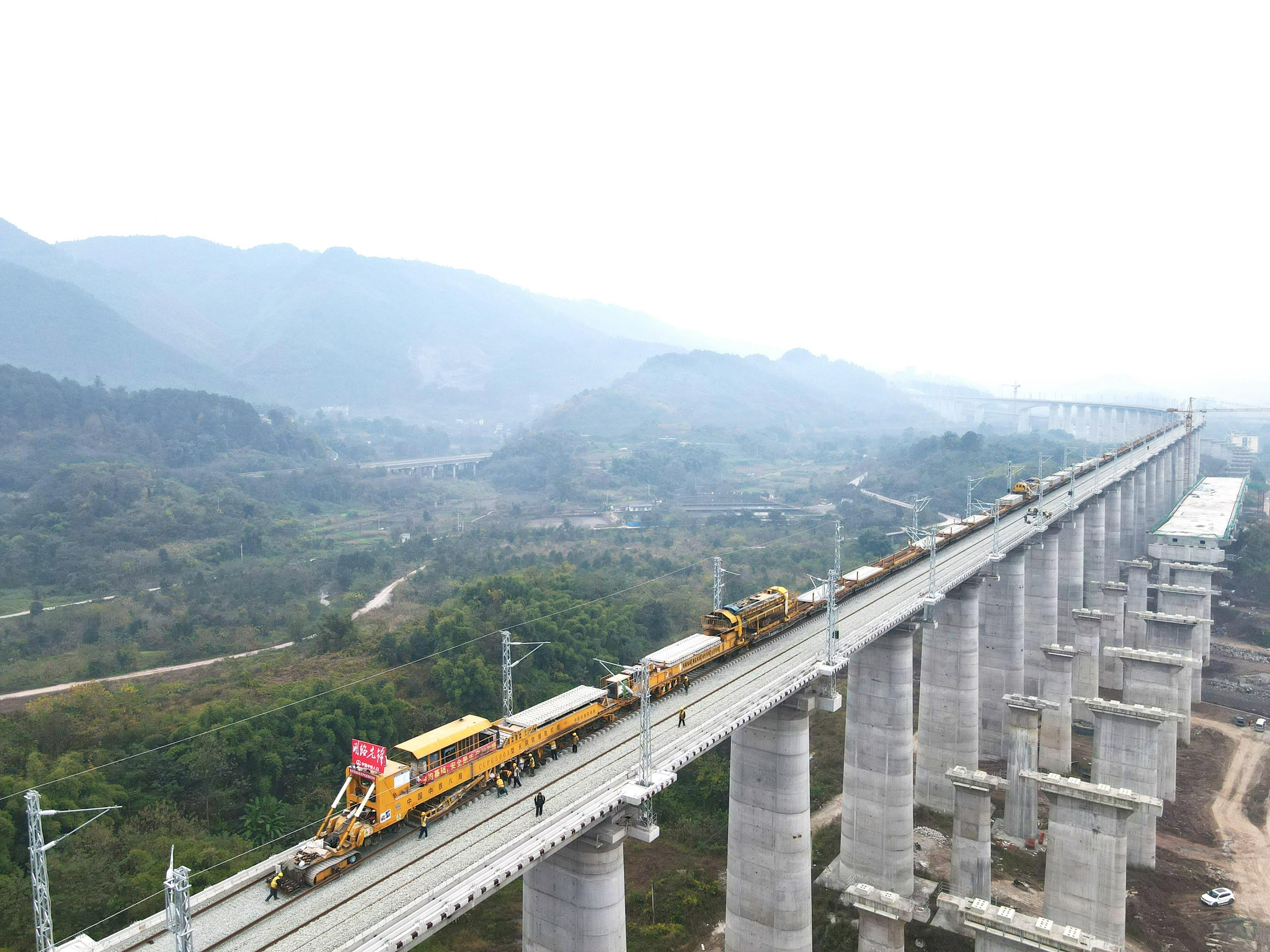 重庆铁路东环线233446m水土双线特大桥顺利铺通