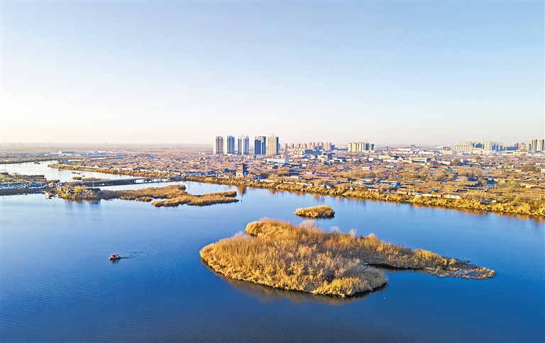 12月3日,俯瞰枕河而居的霸州市胜芳古镇,冬日里一派古朴静谧.