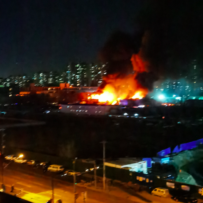 北京丰台区丰管路南一工地着火 现场火光冲天