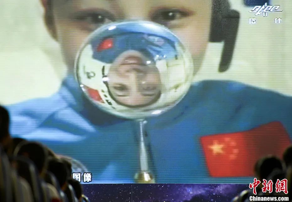 资料图：2013年6月20日10时许，我国首次太空授课开始。女航天员王亚平担任主讲，成为中国首位“太空教师”。图为北京人大附中学生认真听讲。 中新社记者 廖攀 摄