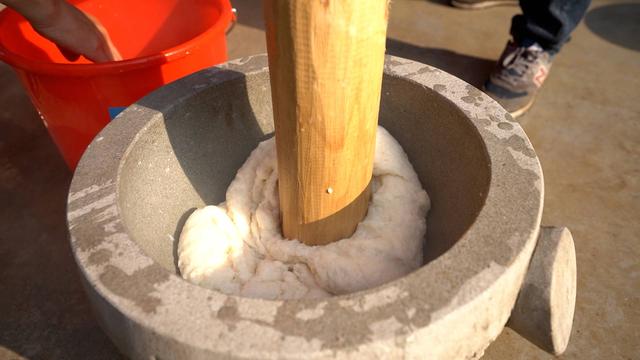 桐庐大雪节气村民热闹打麻糍