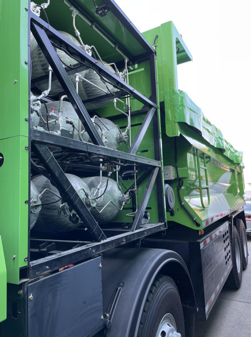 氢能源汽车上安装的氢气瓶.新华社记者马晓澄摄