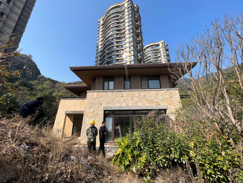 一处私自开挖的地下室对市区绿谷庄园别墅区山院岩泉执法队丽水市综合