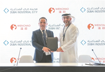 　　孙建省（左一）代表迪拜温超集团与迪拜工业城签约，启动建设超大型智慧物流及仓储中心。 图片由采访对象提供