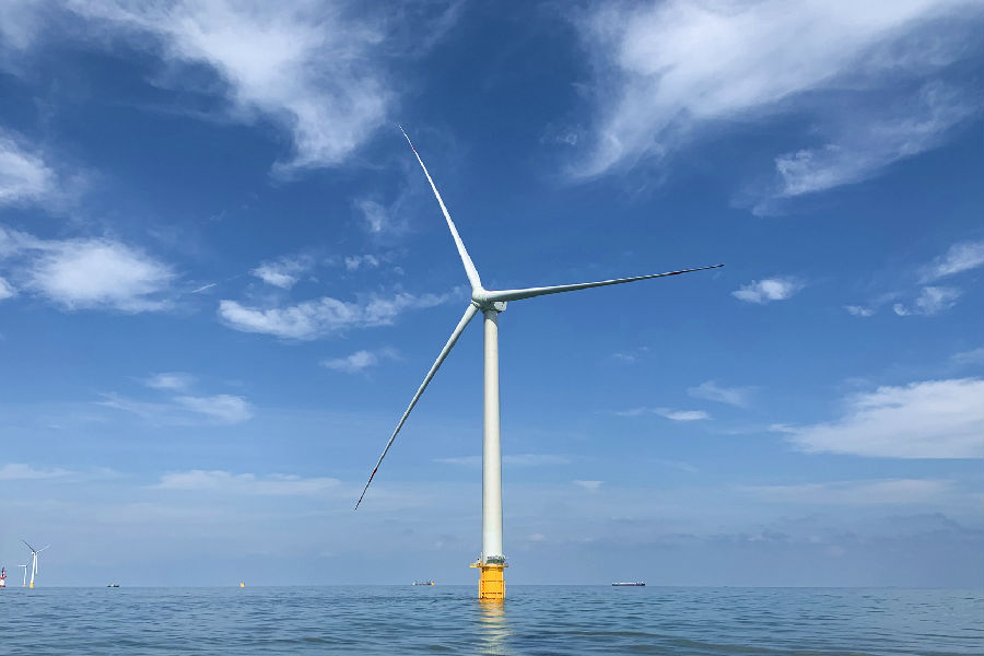 我国首台7兆瓦国产化海上风机完成吊装