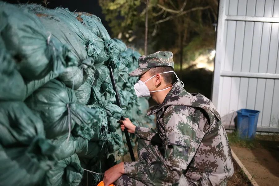 资料图 一处边境疫情防控值守点，执勤民兵在掩体后观察 武晓慧 摄