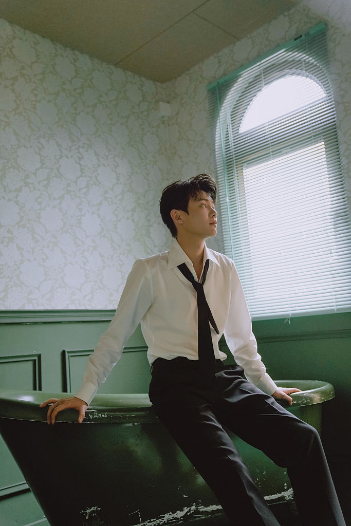 李逸男复古胶片写真电影感十足着白衬衫秀优越身型眉眼清澈