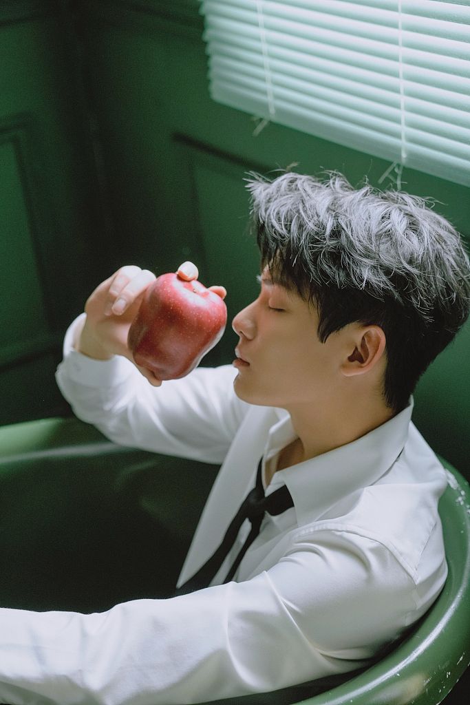 李逸男复古胶片写真电影感十足着白衬衫秀优越身型眉眼清澈