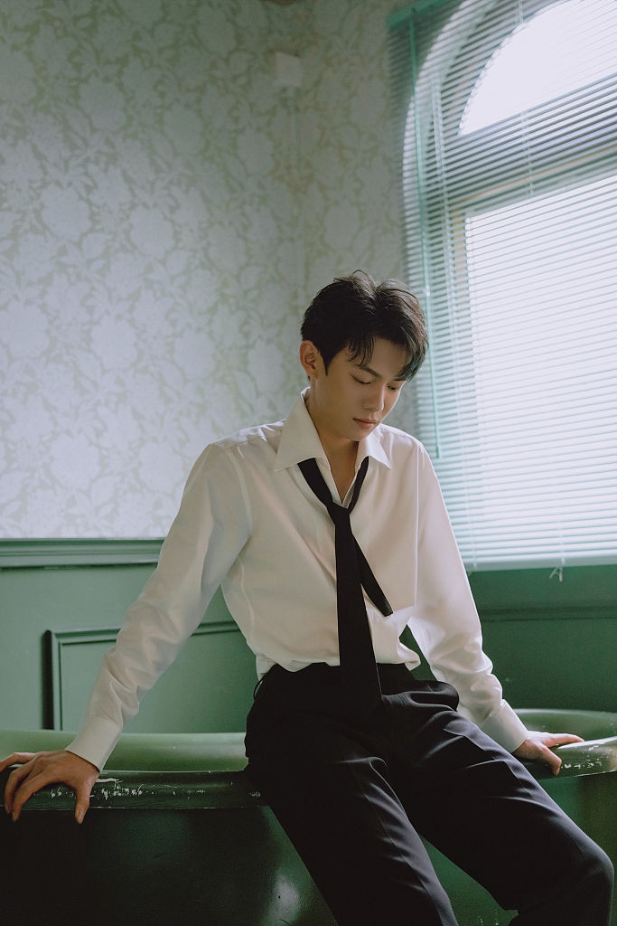 李逸男复古胶片写真电影感十足着白衬衫秀优越身型眉眼清澈