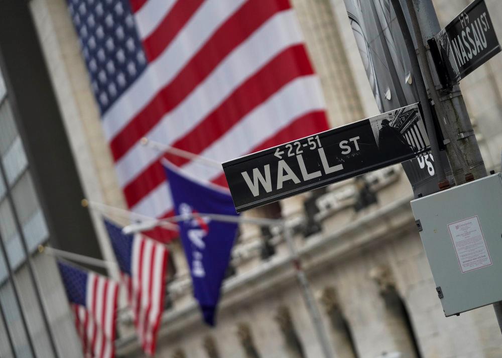 △2020年10月30日拍摄的美国纽约证券交易所旁的华尔街路牌。