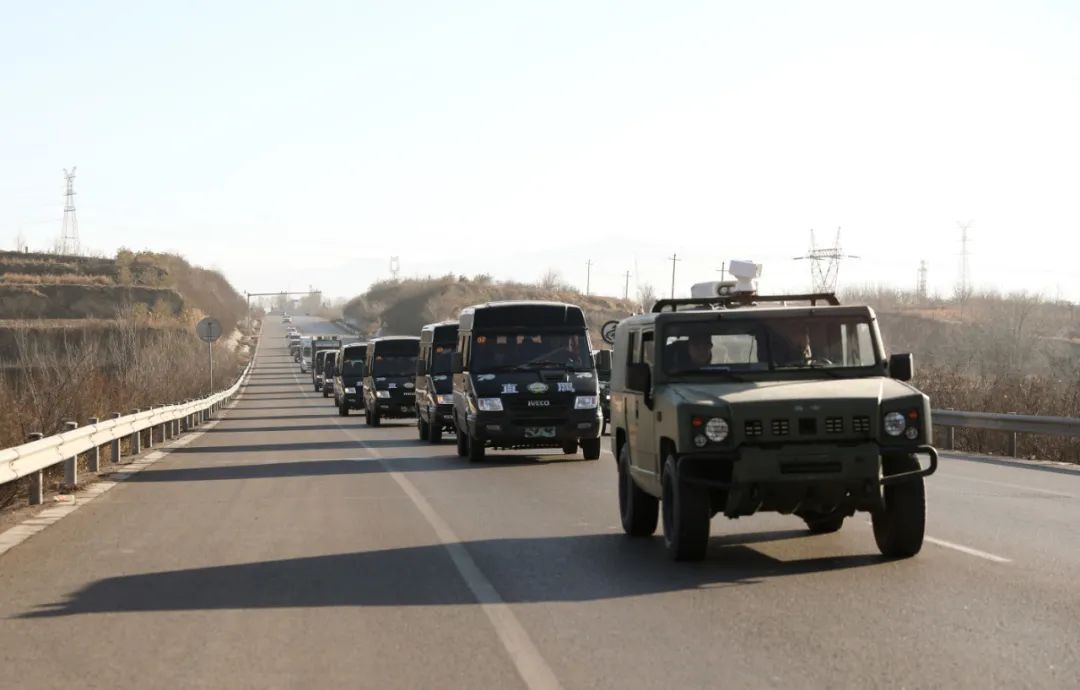 指挥车,运输车,炊事车编队行动.冯媛摄